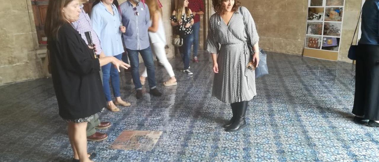 La concejala Gloria Tello durante su visita ayer a la torre de la Lonja.