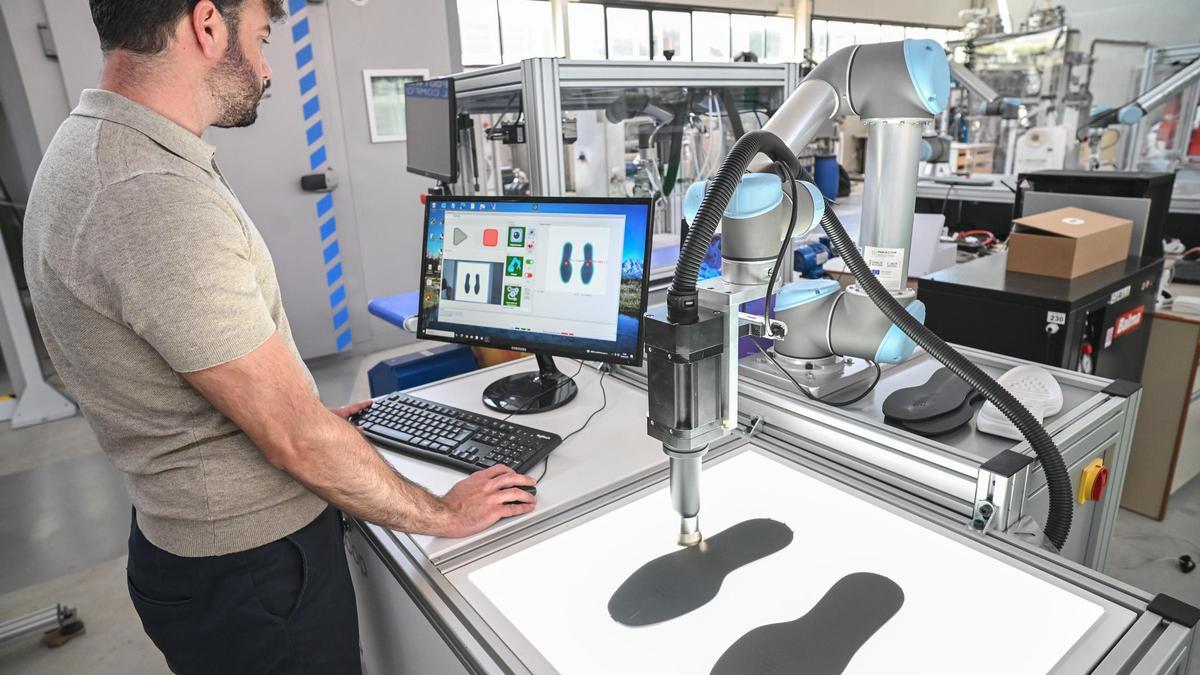 Un empleado del instituto tecnológico del calzado en Elda