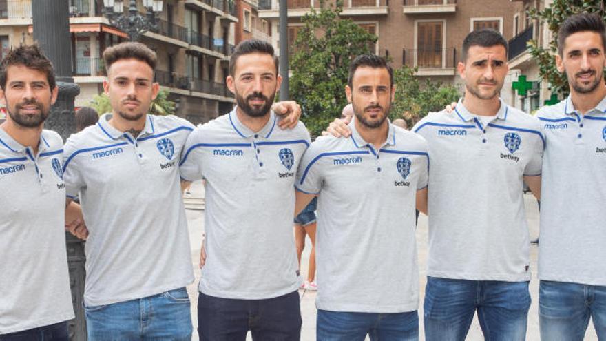 Los seis capitanes, en la ofrenda a la Virgen de este jueves.