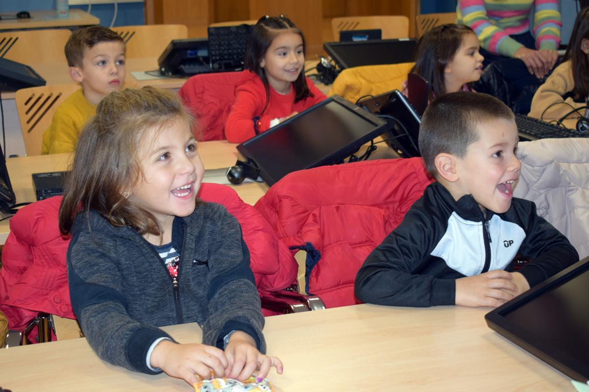 Niños de Valga en una de las actividades navideñas del Concello.