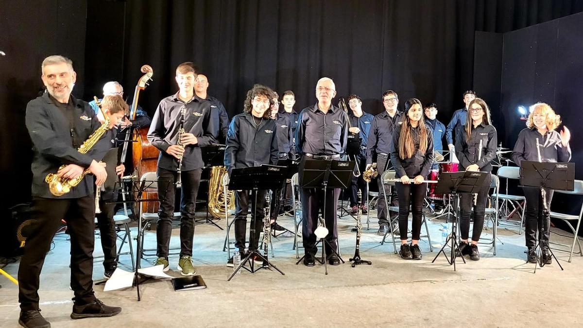 L&#039;Orquestra Versatile, durant el concert a Portbou