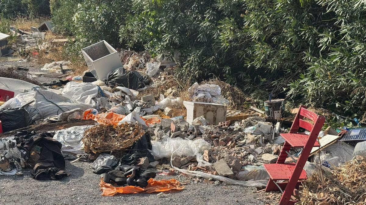 Hi ha plàstics, fusta, metalls i restes de materials de construcció que s’acumulen a l’entorn, ahir