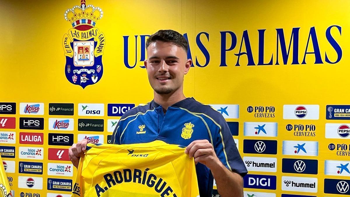 Andrés Rodríguez posa con su camiseta, todavía sin dorsal.