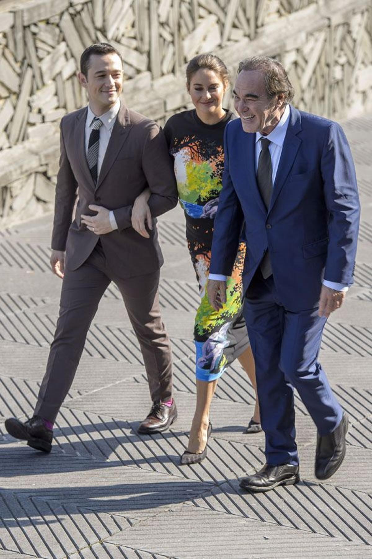 Oliver Stone y los actores Joseph Gordon Levitt y Shailene Woodney en San Sebastián