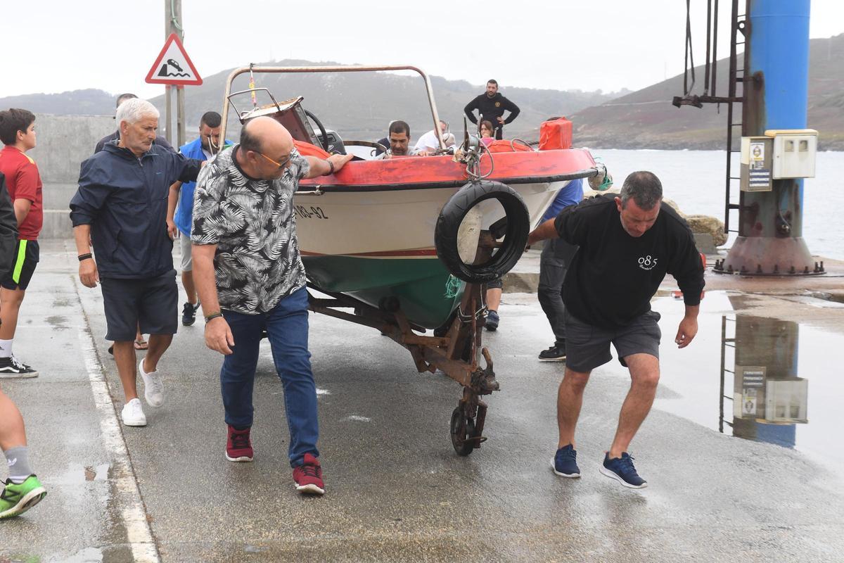 Un fallecido y dos rescatados tras volcar un bote en Suevos
