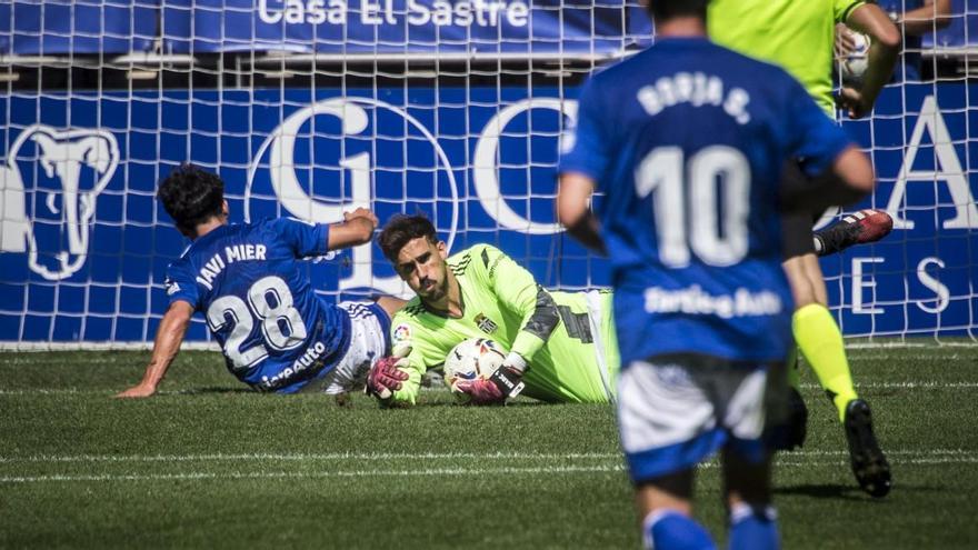 Una ocasión de Javi Mier durante el partido del Oviedo