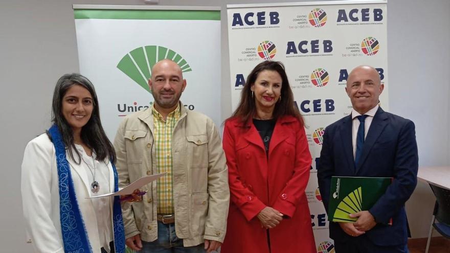 Directora de la Oficina de Arroyo de la Miel-Blas Infante de Unicaja Banco, Pinky Parwani; tesorero de la ACEB, Raúl Recio; presidenta de la ACEB, Rosa María González, y el director regional de Málaga Costa de Unicaja Banco, Francisco J Prieto