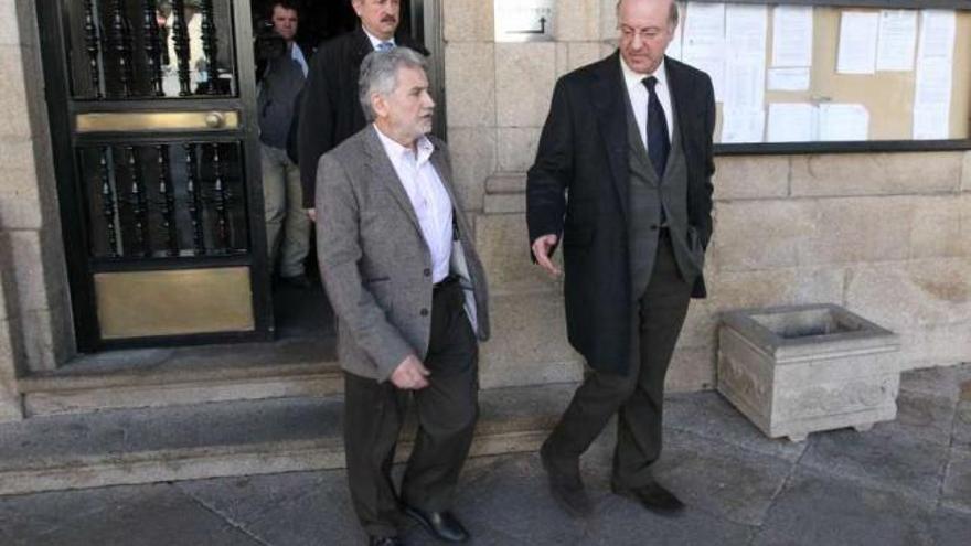 El portavoz del PP, Rosendo Fernández, y el alcalde, Agustín Fernández, saliendo del Concello.  // Jesús Regal