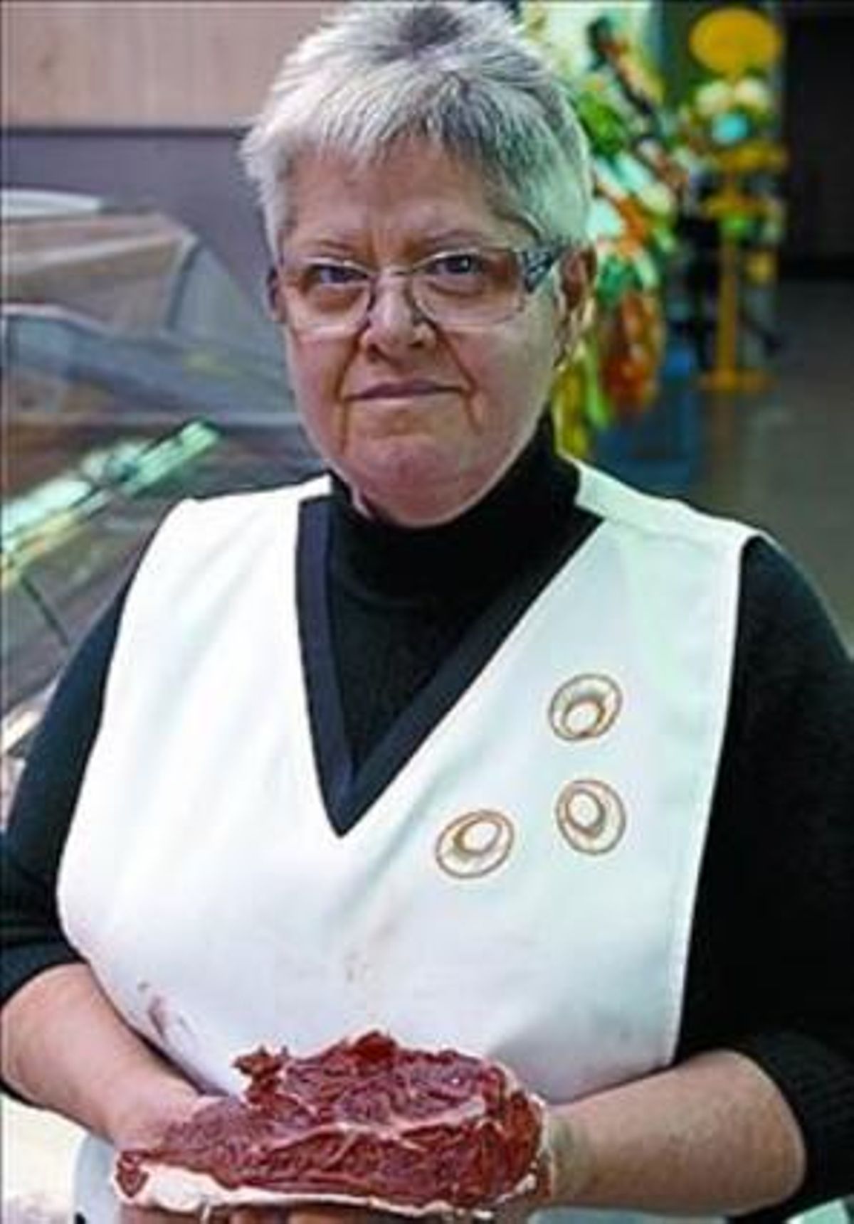 Isabel Seral mostra carn de vedella a la seva parada. Isabel Seral mostra carn de vedella a la seva parada.
