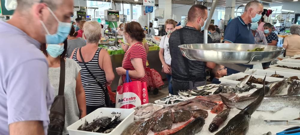 Gran afluencia de público al mercado de Vilagarcía