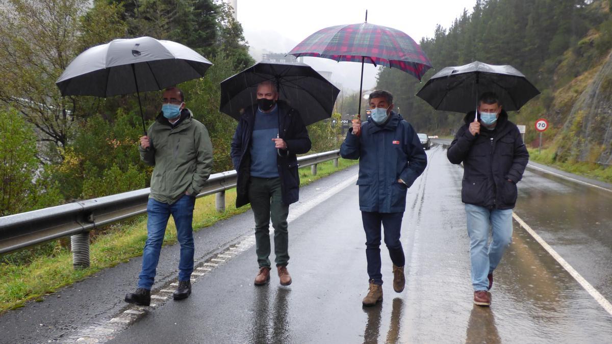 Por la izquierda, los socialistas José Víctor Rodríguez (exalcalde de Cangas),  José Antonio Mesa (exalcade de Allande), el consejero Manuel Calvo y  José Ramón Feito (exalcalde de Tineo)  en la zona de la fana de Soto de la Barca.