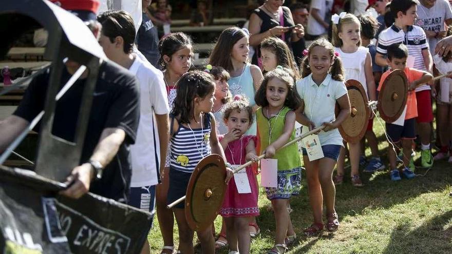 Niños subidos al tren de Fano para empezar las actividades infantiles de la jornada.