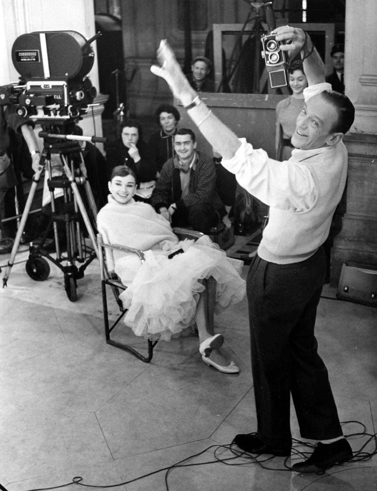 Audrey Hepburn junto a Fred Astaire, en el rodaje de 'Una cara con ángel' ('Funny face'), en 1956.