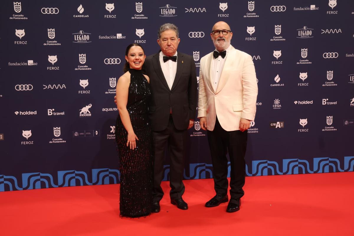 Los protagonistas de la serie Yakarta, Carla Quílez y Javier Cámara, junto al alcalde de Pontevedra, Fernández Lores Los protagonistas de la serie Yakarta, Carla Quílez y Javier Cámara, junto al alcalde de Pontevedra, Fernández Lores