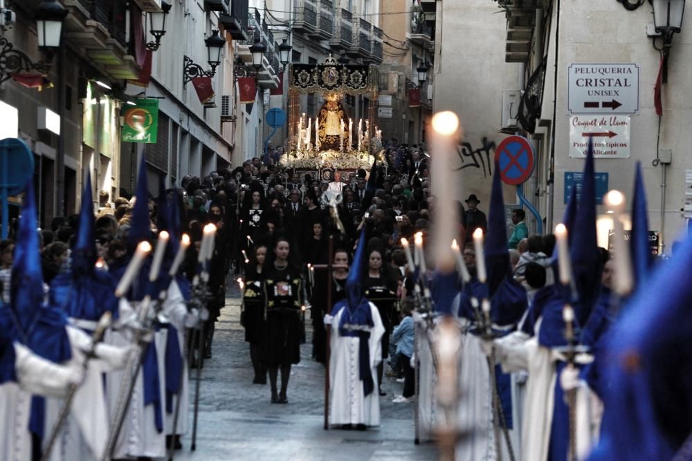 Las procesiones del Viernes Santo emocionan a miles de alicantinos