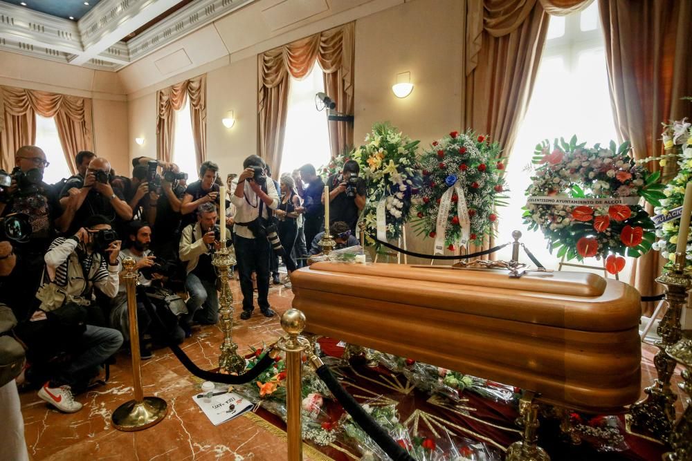 Capilla ardiente del cantante Camilo Sesto instalada en la sede de la SGAE.