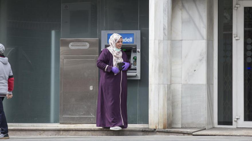 Quejas de los vecinos de la Zona Norte de Alicante por el cierre de oficinas por la crisis sanitaria del coronavirus