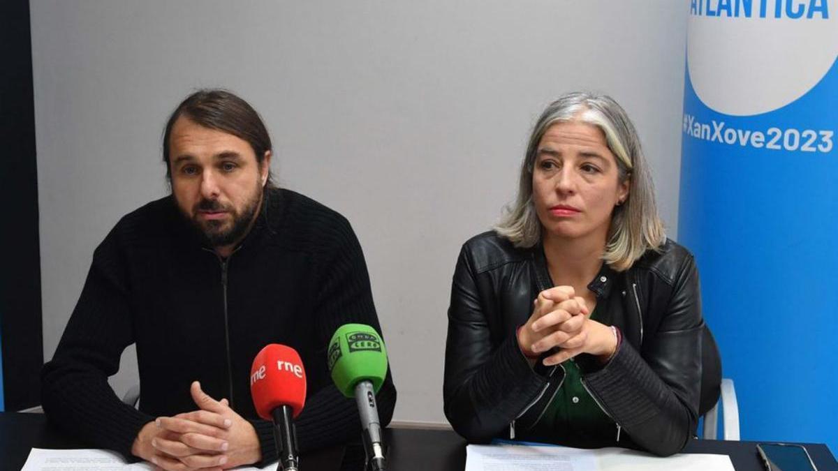 Xan Xove y María García, durante la presentación.   | // VÍCTOR ECHAVE