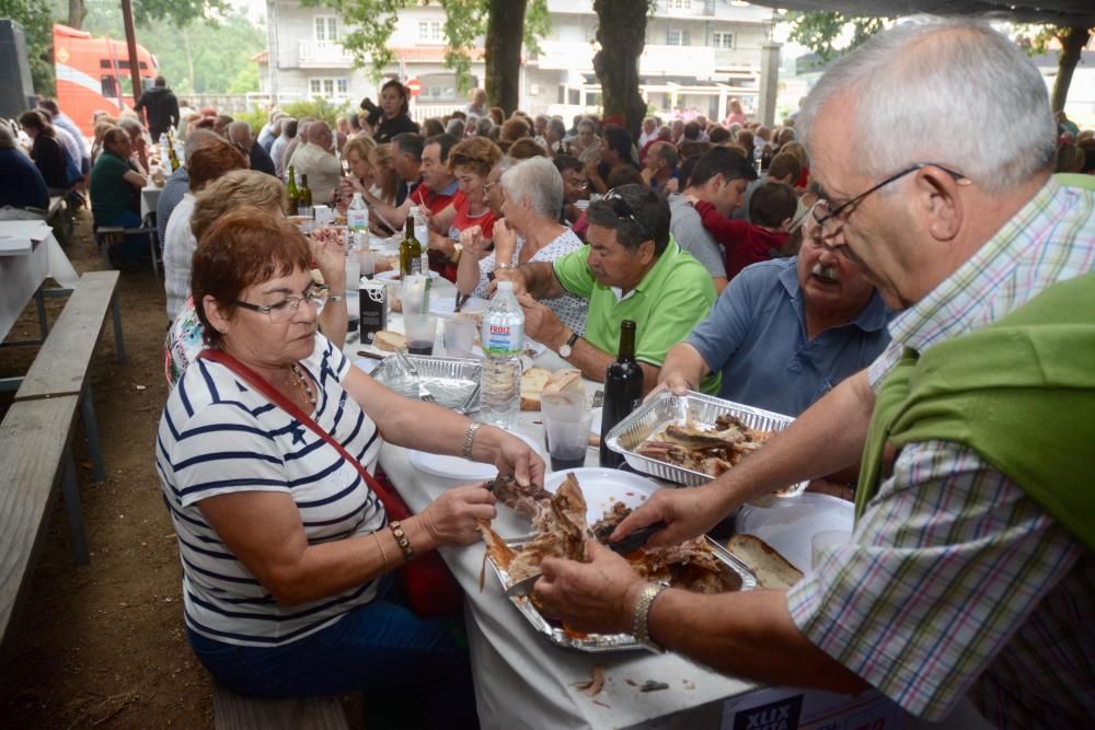 Miles de personas disfrutan en Moraña del Carneiro ó Espeto.
