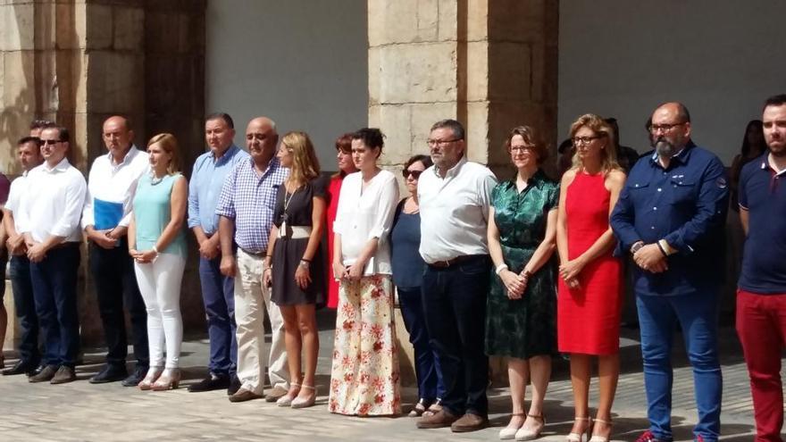 Minuto de silencio en el Ayuntamiento de Castelló.