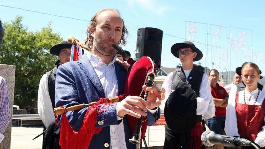 Óscar Ibáñez interpretando la Muñeira de Chantada. // Bernabé/ Cris M. V.