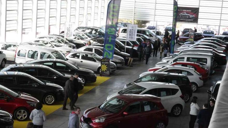 Automóviles en una Feria del Vehículo de Ocasión, en Ifeza Foto L.O.Z.