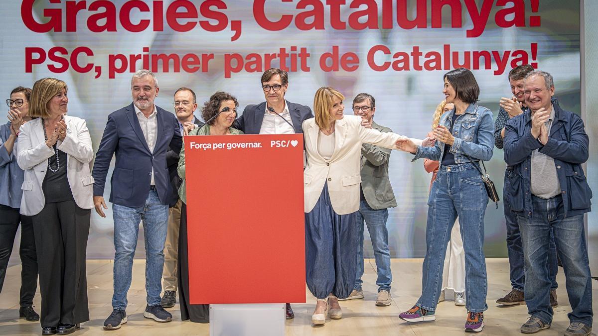 La cúpula del PSC, celebrando la victoria de Salvador Illa en las elecciones del pasado domingo