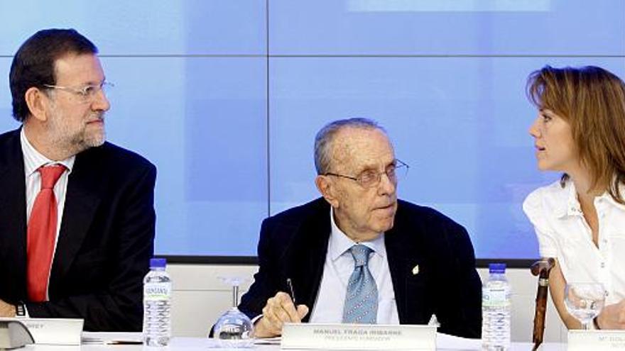 El líder del PP, Mariano Rajoy (i), charla con la secretaria general, María Dolores de Cospedal, en presencia del presidente fundador del partido y actualmente senador, Manuel Fraga, antes de la reunión del Comité Ejecutivo Nacional de los populares.