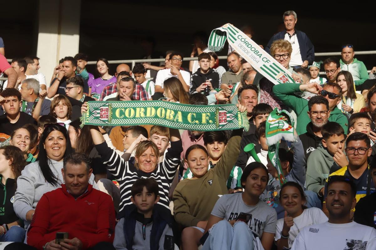 Córdoba CF-Cádiz: las imágenes de la afición blanquiverde en El Arcángel Córdoba CF-Cádiz: las imágenes de la afición blanquiverde en El Arcángel
