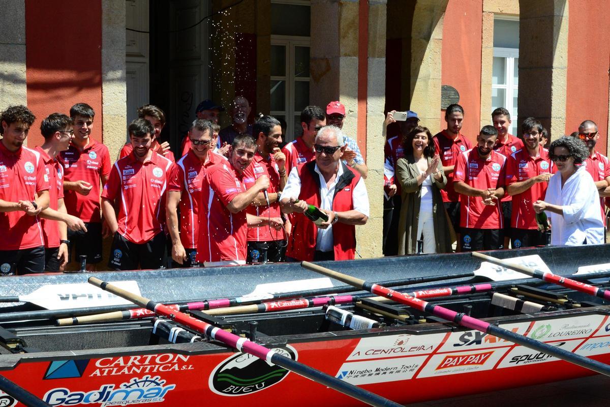 Juan Veiga y Mani Carballo "bautizan" ayer con cava a la nueva Maruxía del Club do Mar de Bueu.