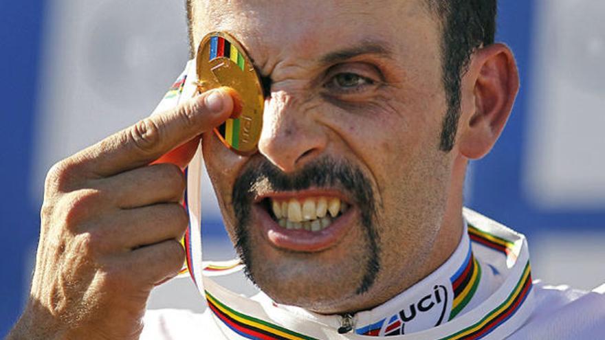 José Antonio Hermida, con la medalla de oro de campeón del mundo