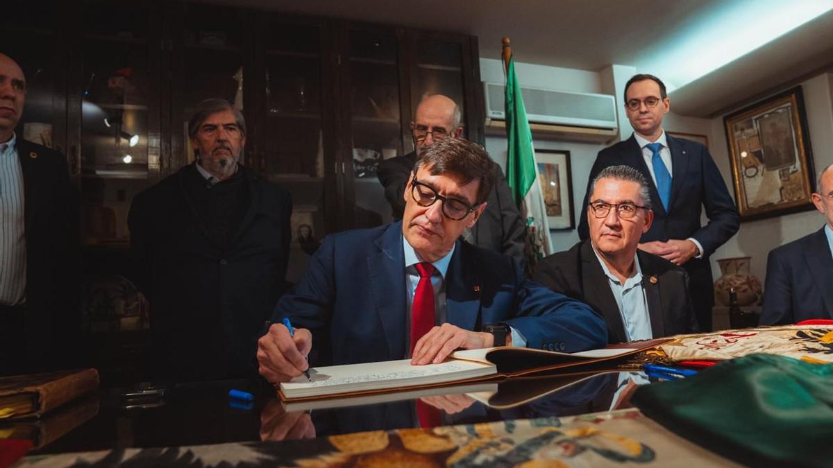 El president firma el libro de honor del Orfeó Català de Mèxic.