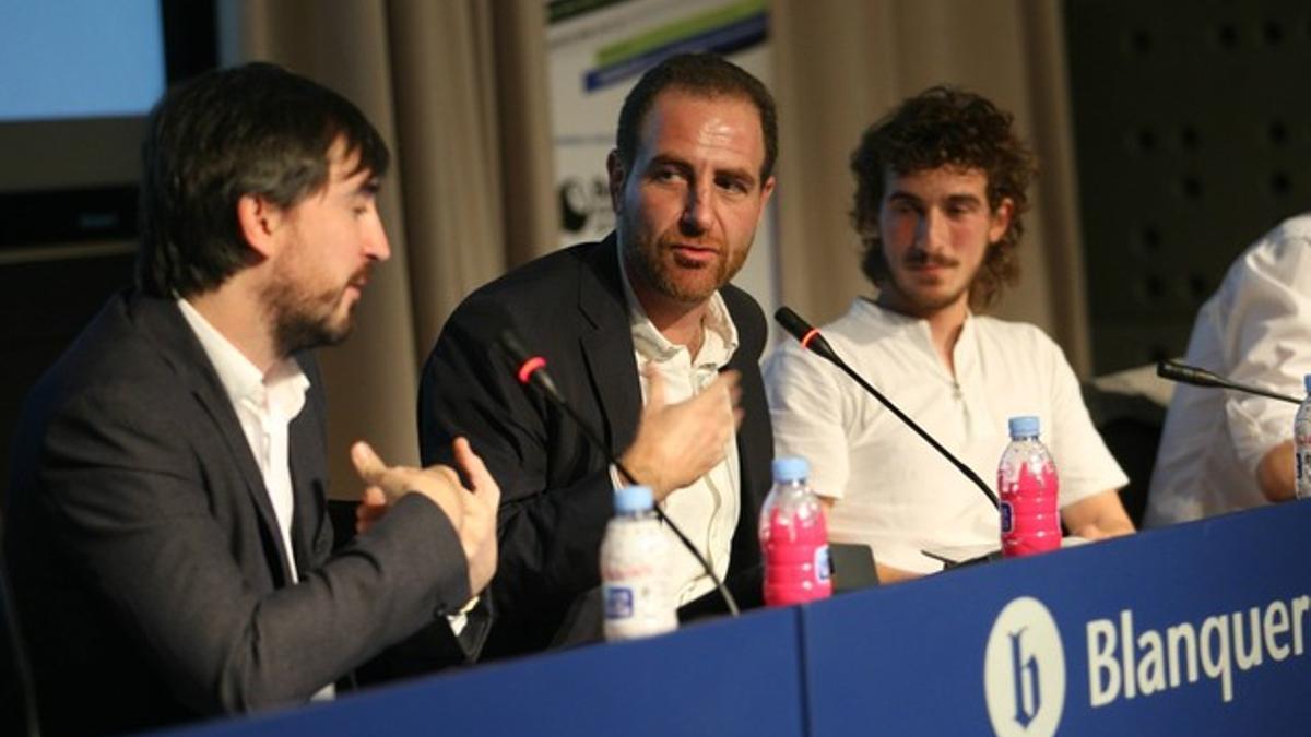 Enric Hernàndez, flanqueado por Ignacio Escolar (izquierda), y Javier Flores, en la Social Media Week.