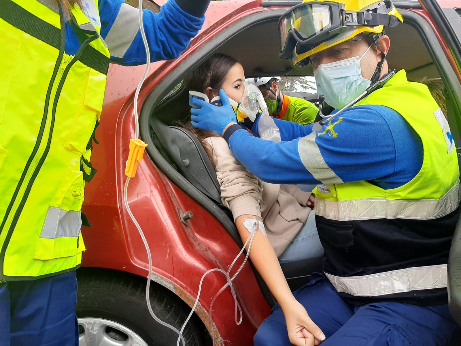 El IES de Noreña se examina de Emergencias: así ha sido el simulacro de accidente celebrado en el centro