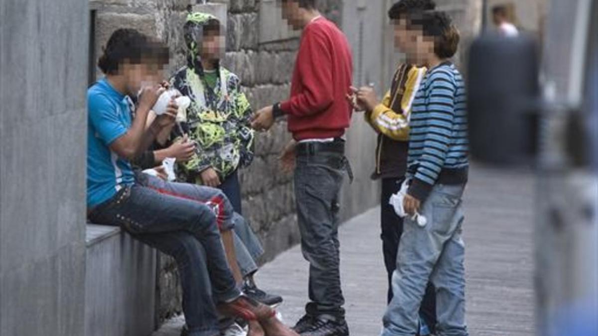 Esnifando cola en el funicular de Vallvidrera y en la calle de las Egipcíaques, ayer.