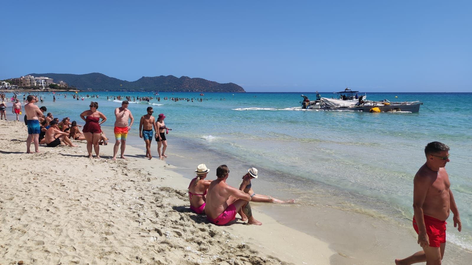 Trabajos para retirar el velero varado en Cala Millor