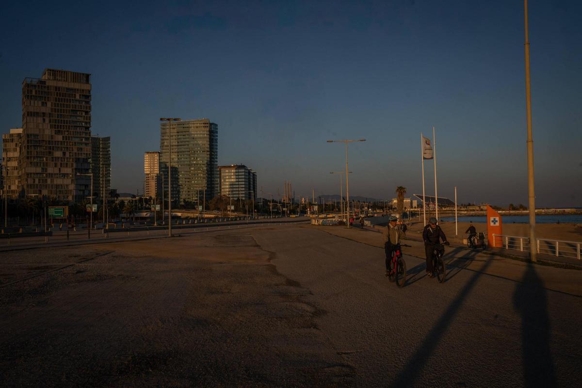 El paseo marítimo de la Mar Bella, pendiente de reforma, en Barcelona.