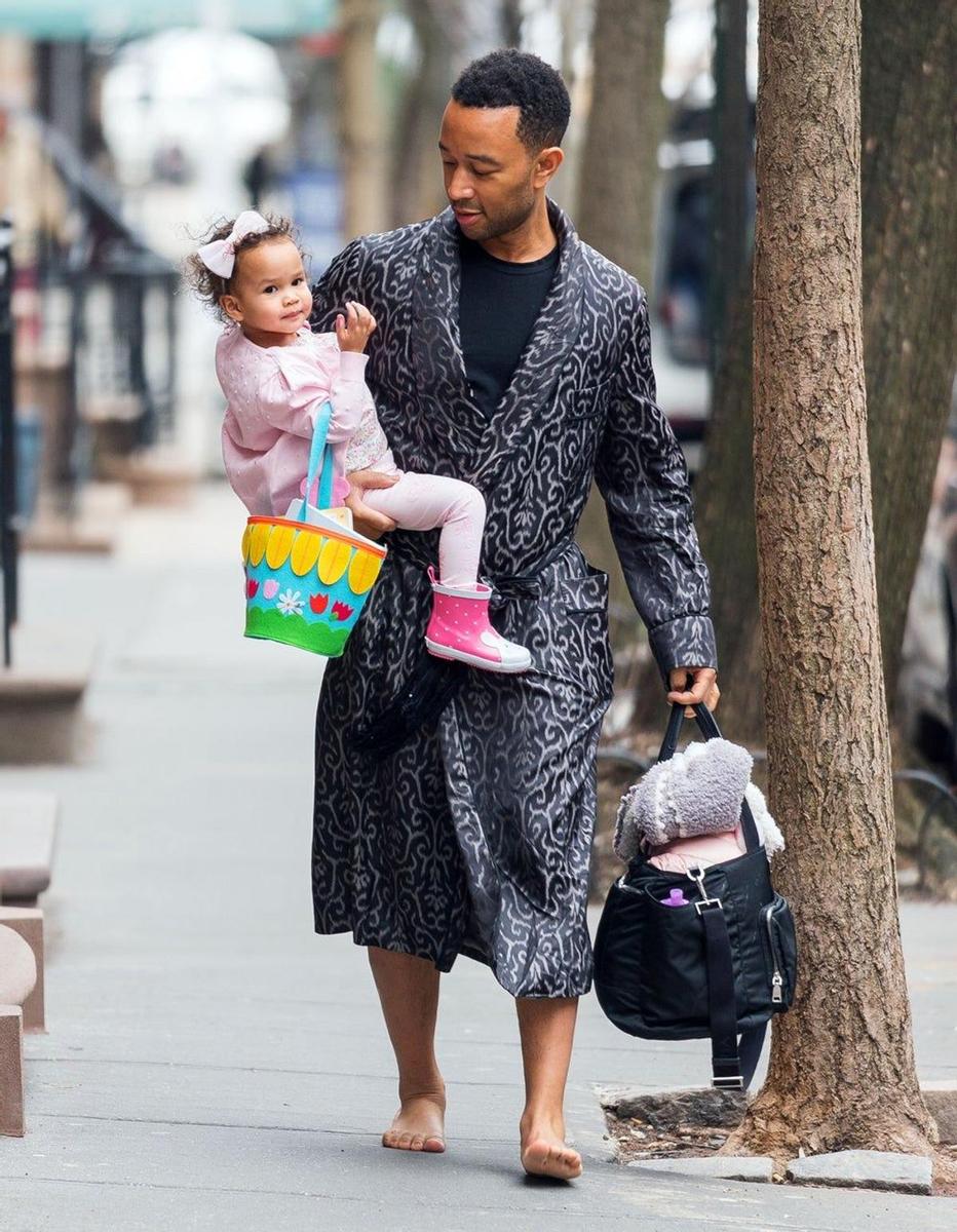John Legend descalzo y con su hija en brazos