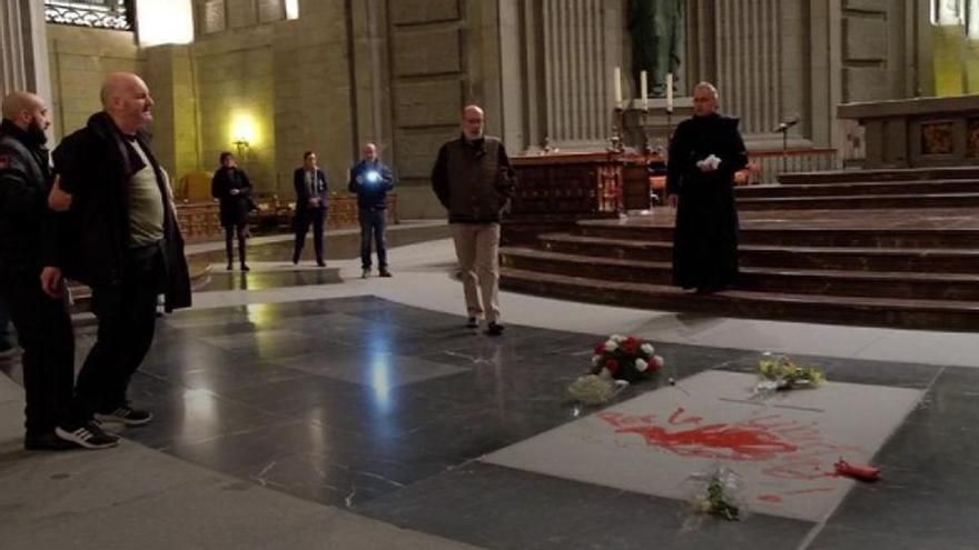 El artista que pintó la tumba de Franco se encerrará en una galería de arte de A Coruña