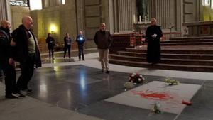 Enrique Tenreiro, retenido tras pintar sobre la lápida en la tumba de Franco.