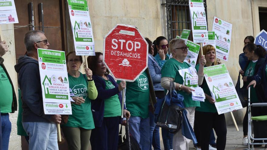 La PAH de Elche y Crevillent pide ayudas más allá de los vales de alimentos para afrontar pagos