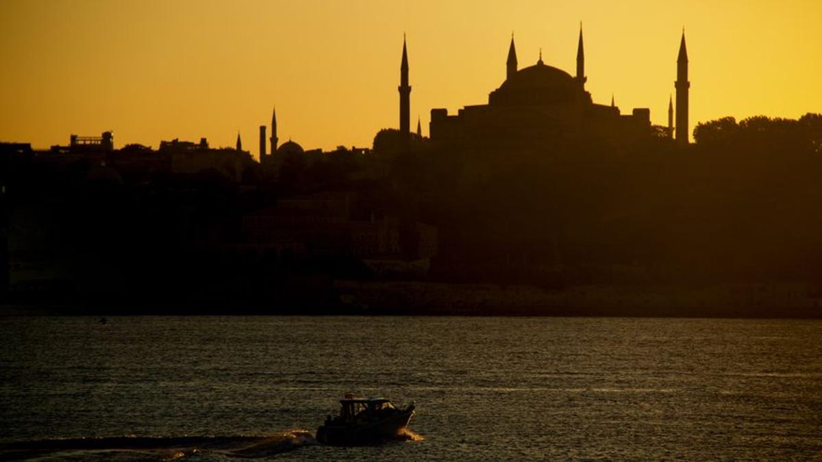 Perfil de Estambul, visto desde el mar.