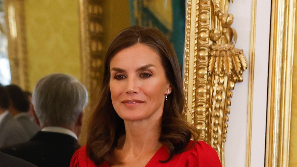 La reina Letizia recupera su vestido rojo de Cherubina y estrena pendientes de Gold &amp; Roses