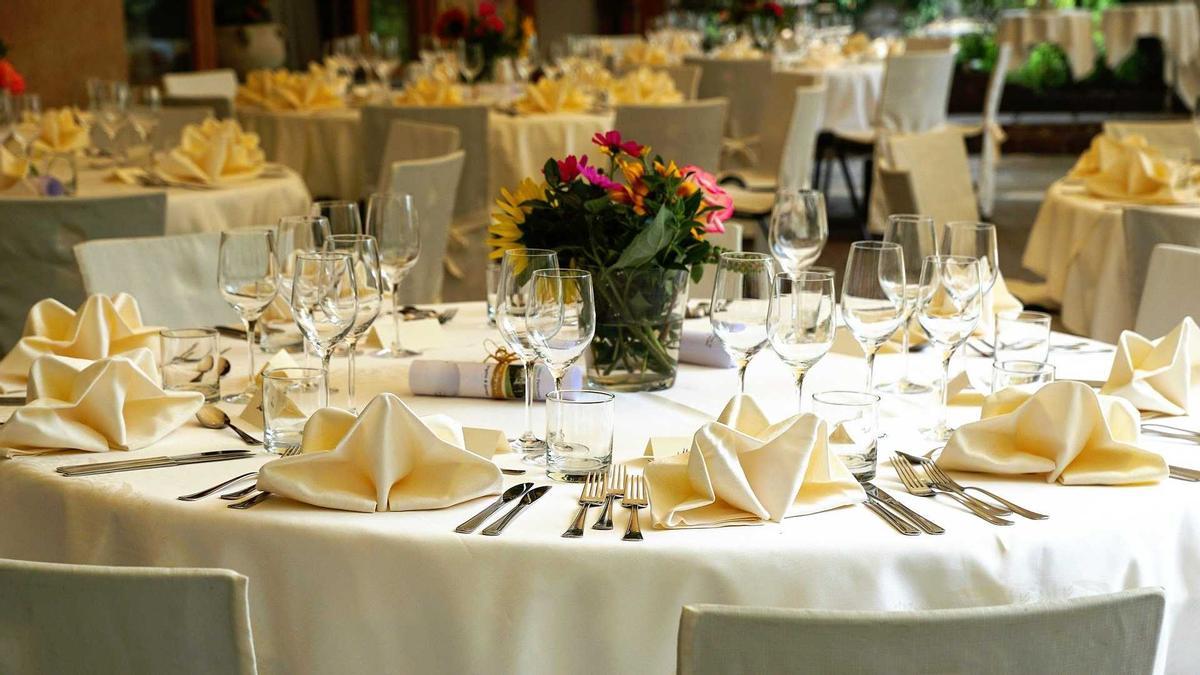 Diverses taules preparades per a un banquet de casament
