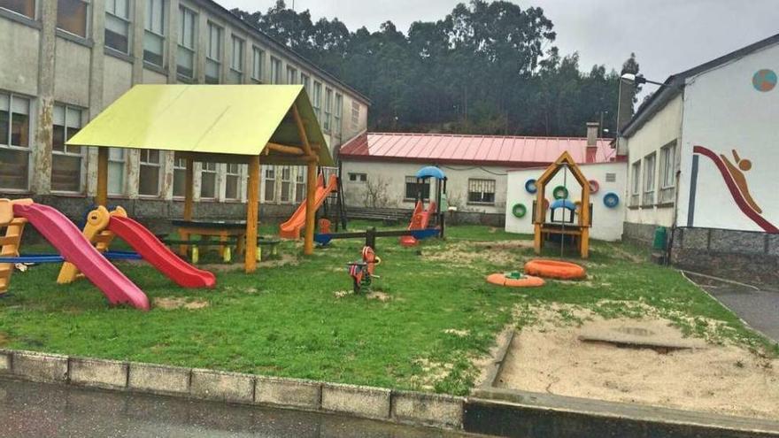 Colegio de Espiñeira, en Aldán, el lugar donde no comenzaron las obras. // Santos Álvarez