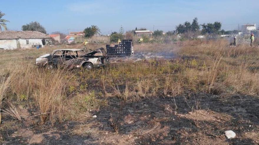 Los bomberos sofocan un incendio en la entrada a El Verger