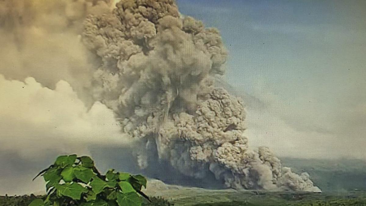 La isla de Java (Indonesia), en alerta por la erupción del volcán Semeru