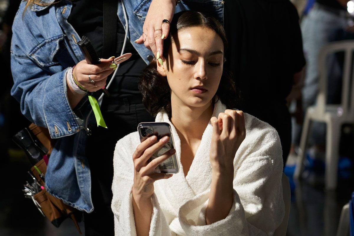 Modelo con el móvil en el backstage de Lanvin.