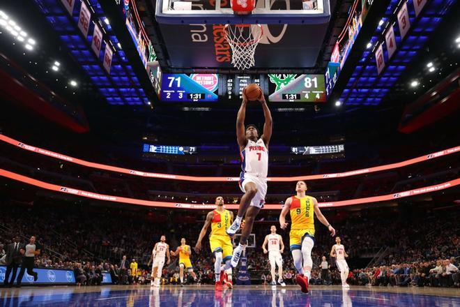 Stanley Johnson # 7 de los Detroit Pistons llega a la canasta en la segunda mitad contra los Milwaukee Bucks en Little Caesars Arena, en Detroit, Michigan.