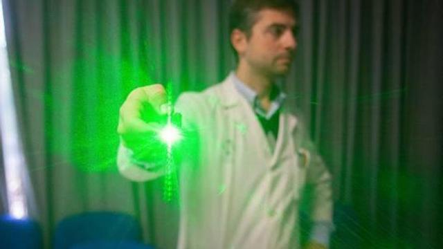 Un oftalmólogo del Hospital General con un láser no homologado y peligroso.